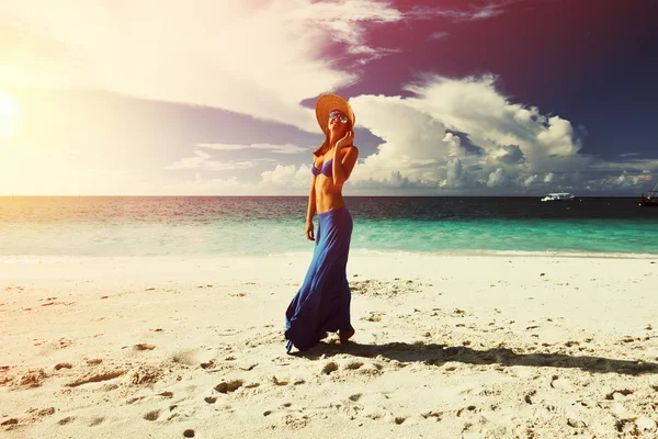Femme à la plage tropicale — Photo