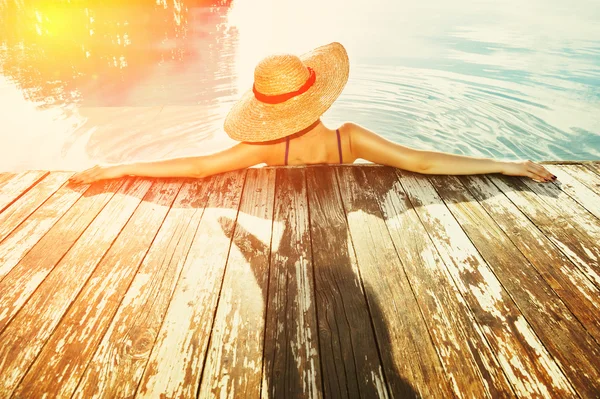 Frau entspannt am Pool — Stockfoto