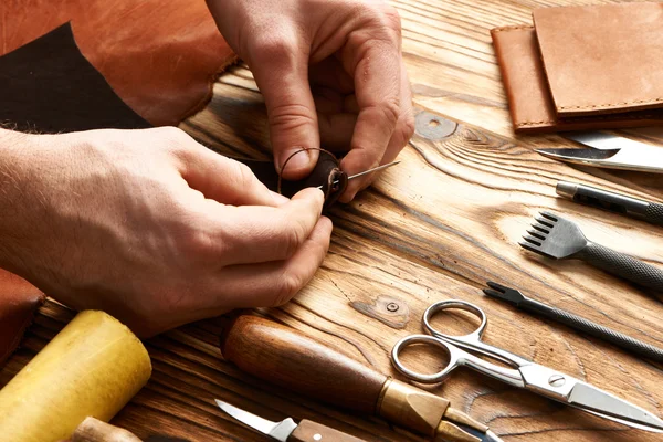 Man aan het werk met leer — Stockfoto