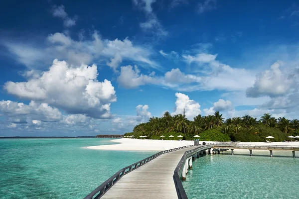 Beach with jetty at Maldives — Stock Photo, Image