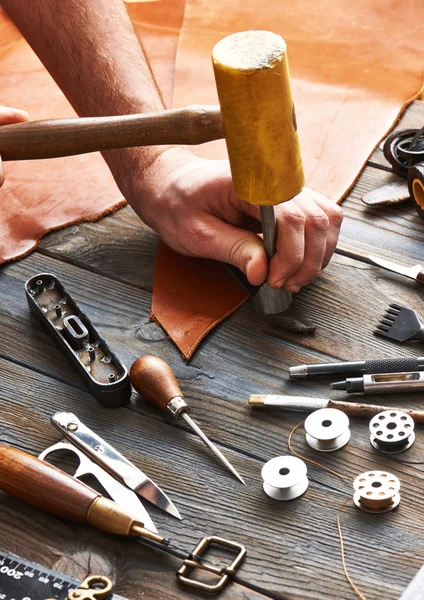 Hombre trabajando con cuero — Foto de Stock