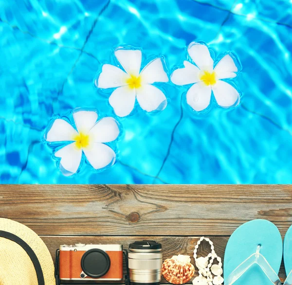 Artigos de praia na piscina — Fotografia de Stock