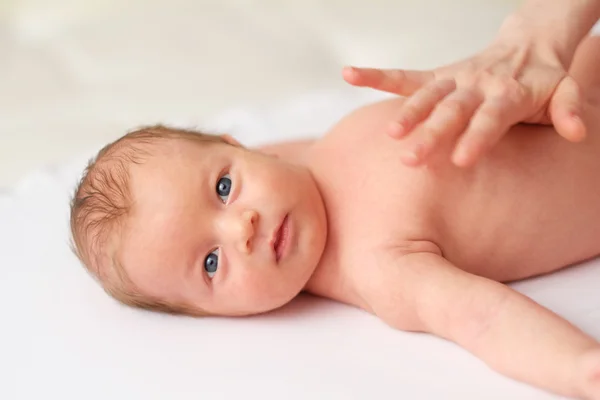 Pasgeboren baby massage — Stockfoto