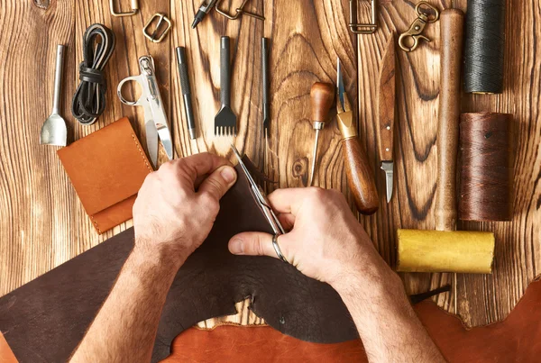 Hombre trabajando con cuero — Foto de Stock