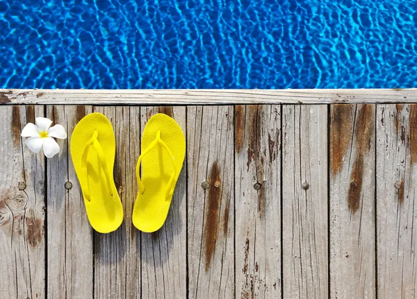 Infradito a bordo piscina — Foto Stock