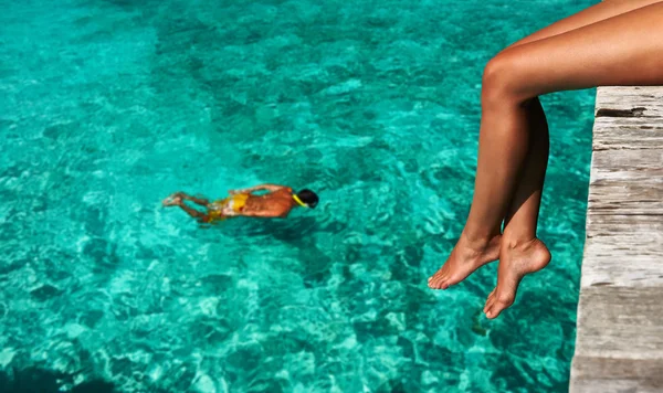 Vrouw aan het strand steiger — Stockfoto