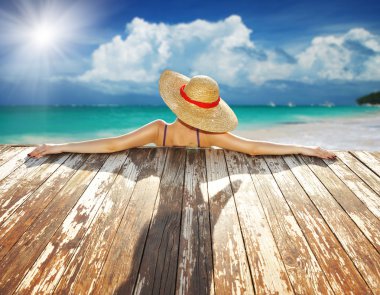 Havuz kenarındaki rahatlatıcı kadına