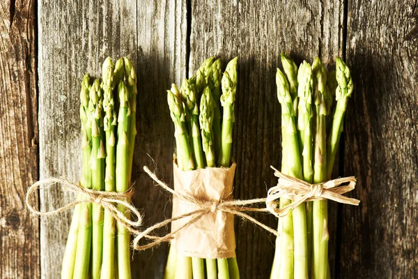 Mazzi di asparagi su fondo di legno — Foto Stock