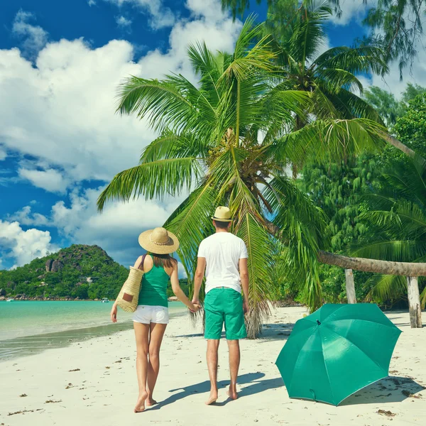 Couple in green on a beach at Seychelles — Stock Photo, Image