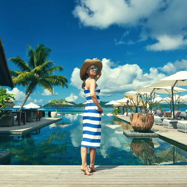 Mujer en vestido cerca de la piscina —  Fotos de Stock
