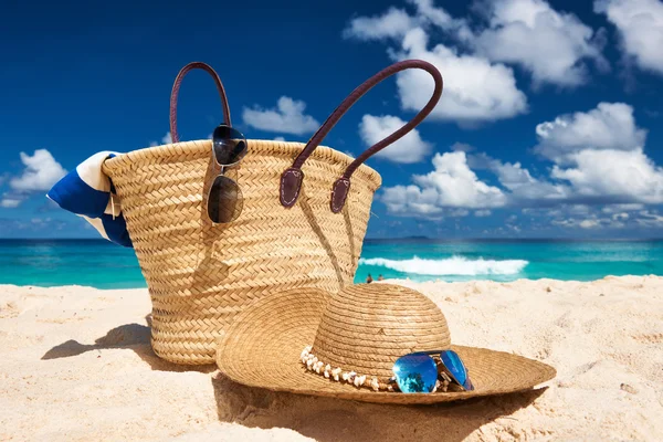 Piękna plaża z torba na Seszele — Zdjęcie stockowe