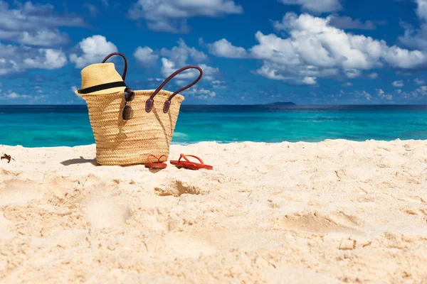 Schöner Strand mit Tasche auf den Seychellen — Stockfoto