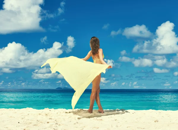 在海滩裙的女人 — 图库照片