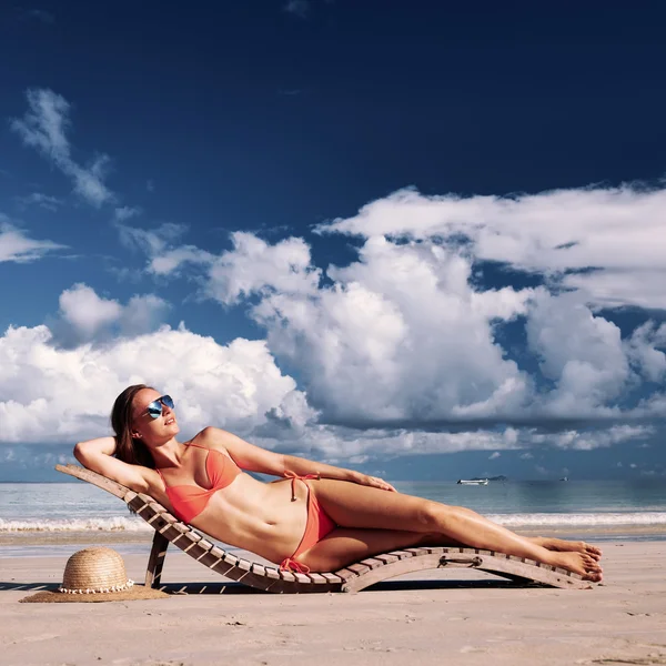 Donna in bikini sdraiata sulla spiaggia — Foto Stock