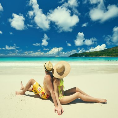 Tropikal plajda bir çift 