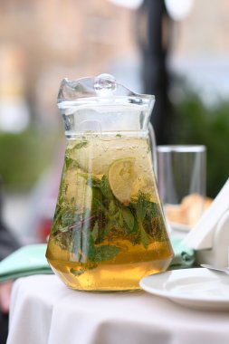 Limonata sürahi açık masada