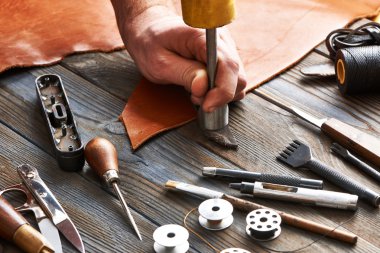 Deri ile çalışan adam 