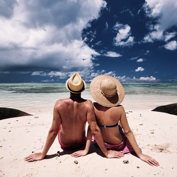 Couple on a tropical beach — Stock Photo, Image