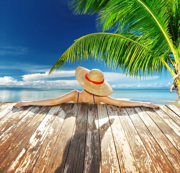 Vrouw ontspannen aan het strand — Stockfoto