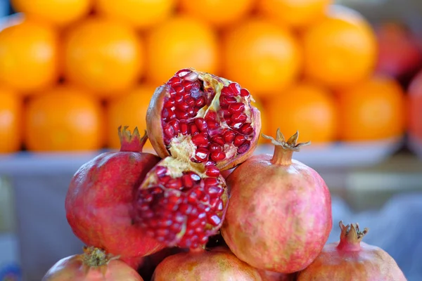 Reife Granatäpfel auf dem Markt — Stockfoto