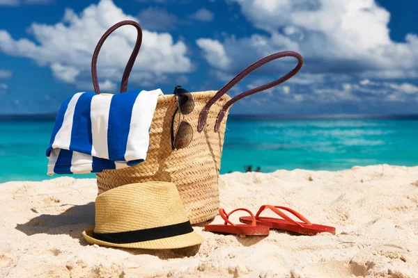 Bolsa en la playa del mar — Foto de Stock