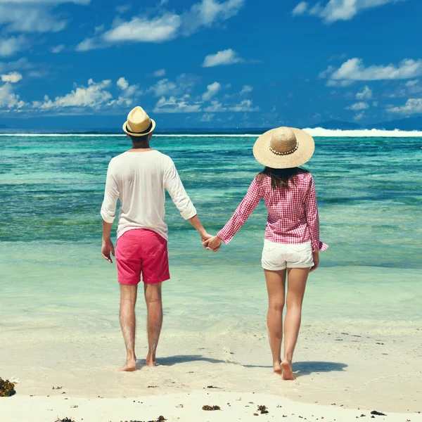 Casal em uma praia tropical — Fotografia de Stock