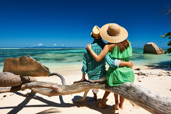 Casal em uma praia tropical — Fotografia de Stock