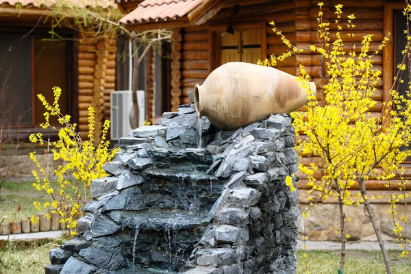 Dekorativer Garten Wasserfall — Stockfoto