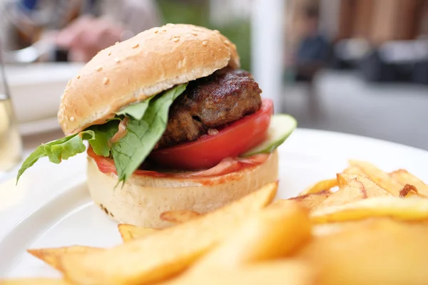 Hamburger ve patates restoranda — Stok fotoğraf
