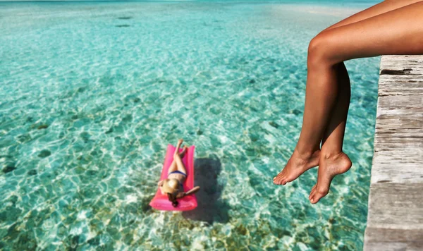 Junge Frauen am Strand — Stockfoto