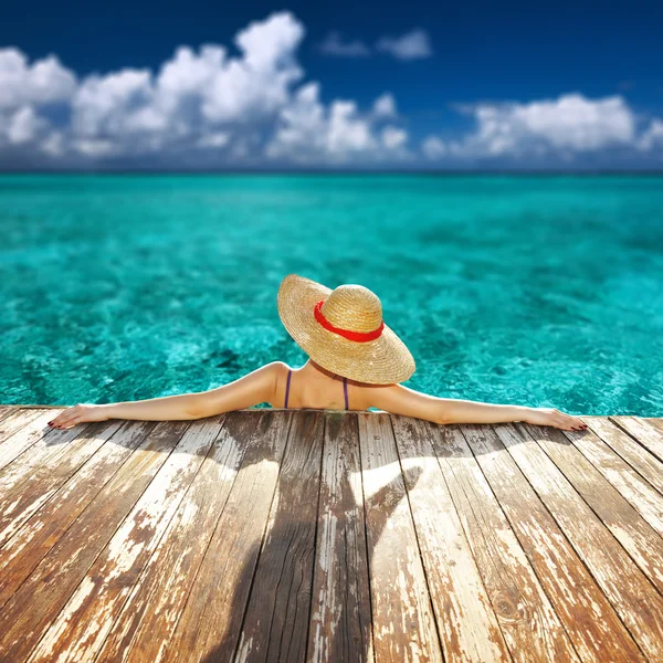 Giovane donna in spiaggia — Foto Stock