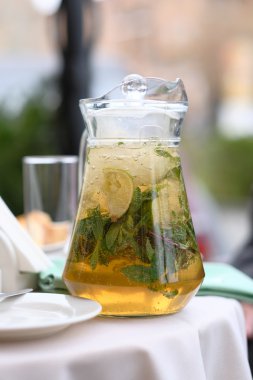 Limonata sürahi masada