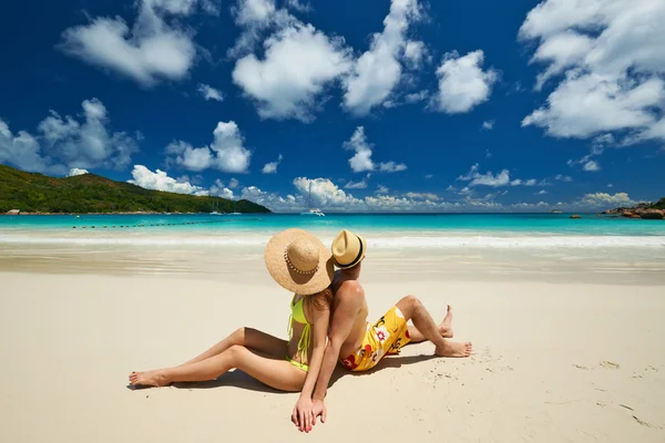 Pareja en una playa en Seychelles — Foto de Stock