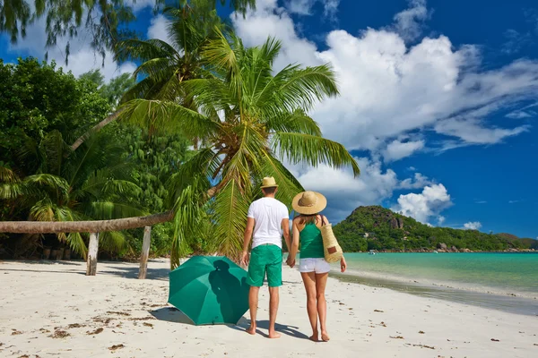 Coppia su una spiaggia alle Seychelles — Foto Stock