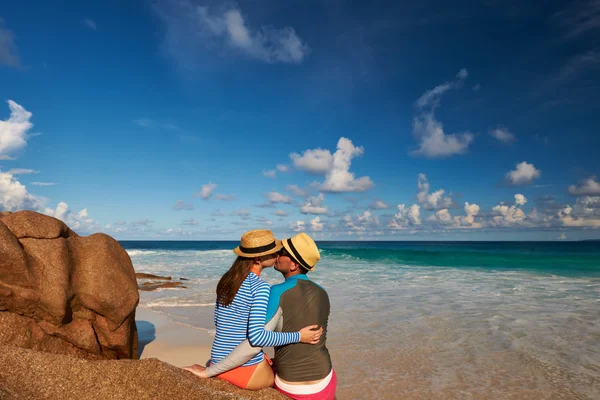 Paar am tropischen Strand — Stockfoto