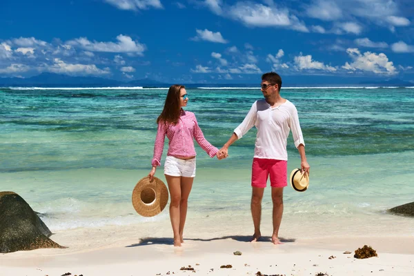 Couple on a beach at Seychelles — Stock Photo, Image