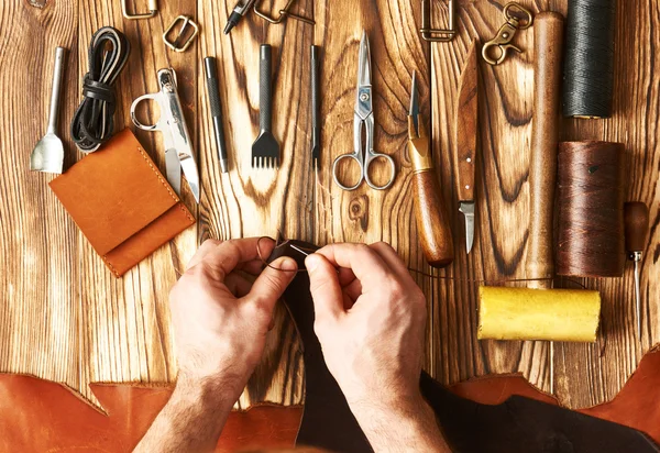 Hombre trabajando con cuero — Foto de Stock