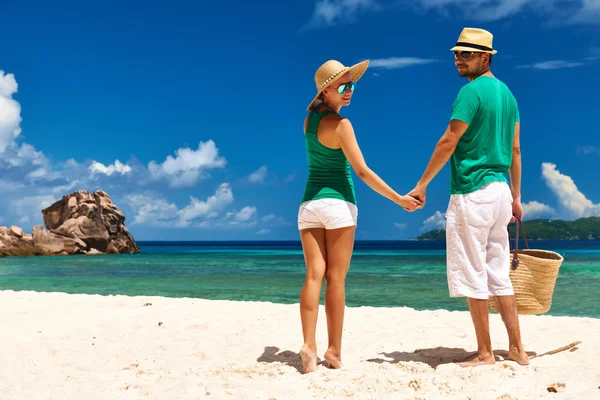 Casal em uma praia em Seychelles — Fotografia de Stock