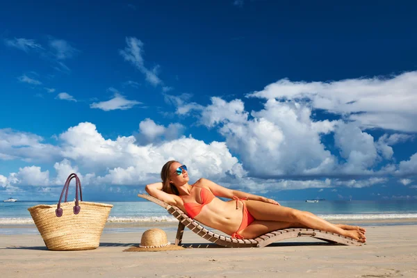 Donna in bikini sdraiata sulla spiaggia — Foto Stock
