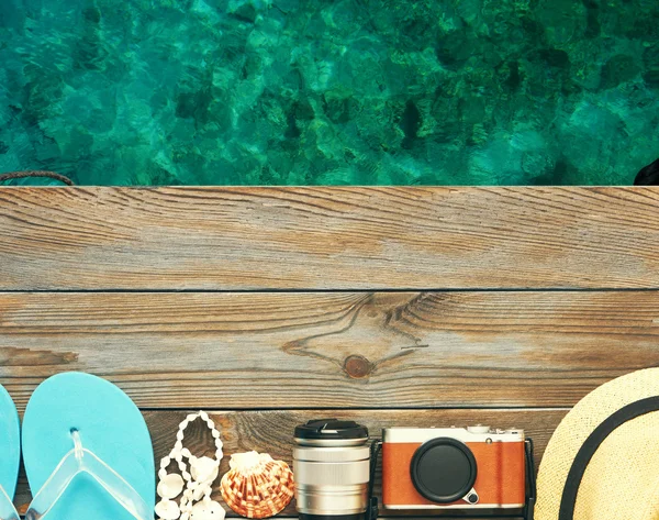 Artículos de playa en embarcadero — Foto de Stock