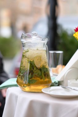 Limonata sürahi açık masada