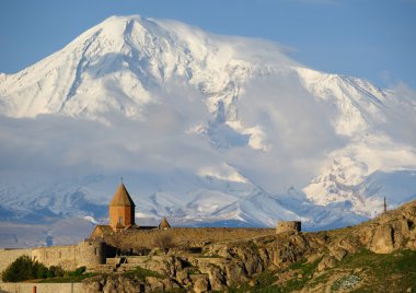 Eski manastır önünde dağ
