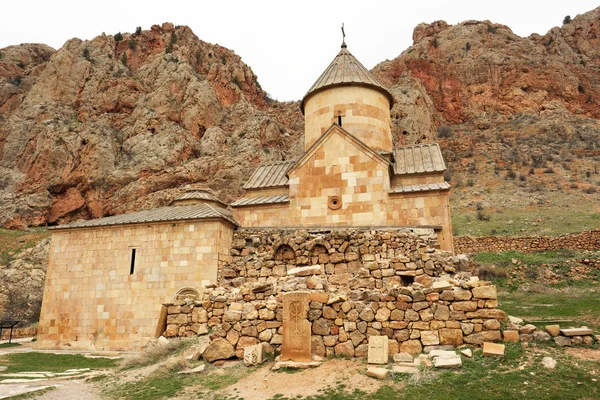 古代修道院アルメニアでシルクロード時代の旅人 — ストック写真