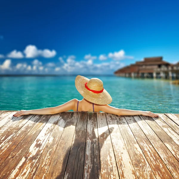 Woman in hat at beach — Stock Photo, Image