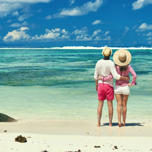 Couple at tropical beach — Stock Photo, Image