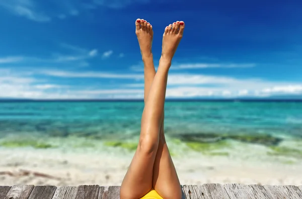 Mujer relajante en la playa — Foto de Stock