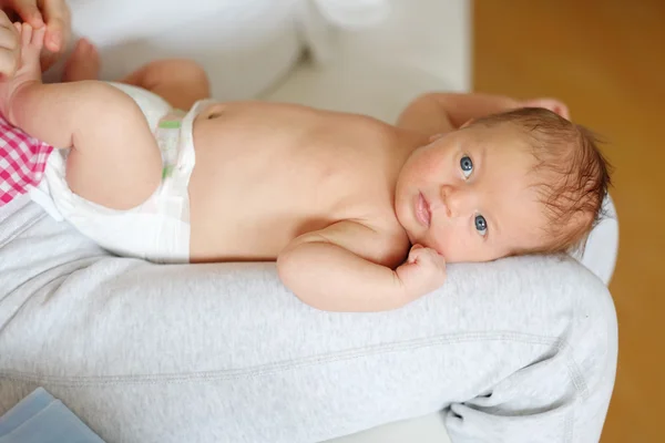 Neonato di un mese con madre — Foto Stock