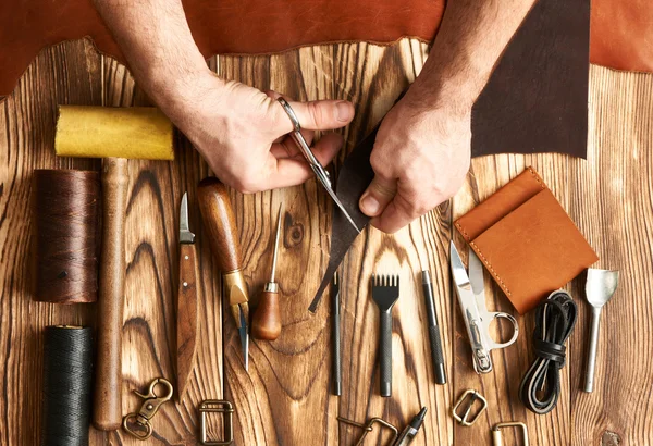 Mann arbeitet mit Leder — Stockfoto