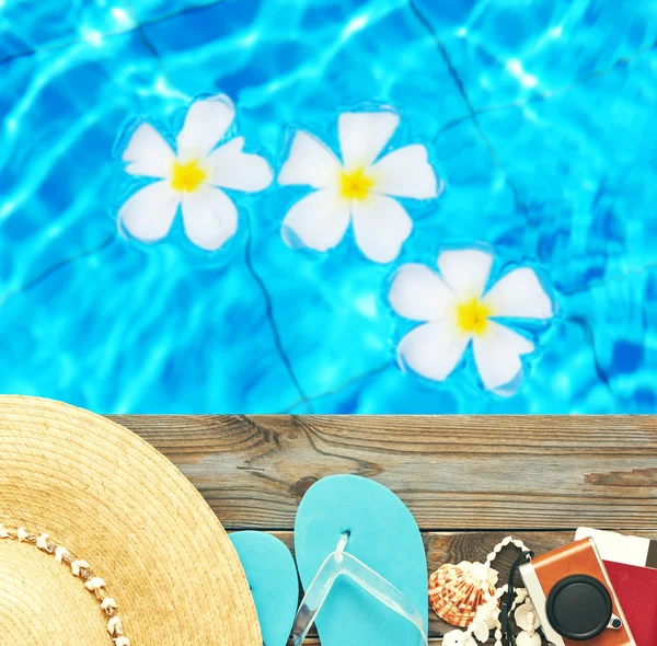 Artículos de playa en la piscina — Foto de Stock