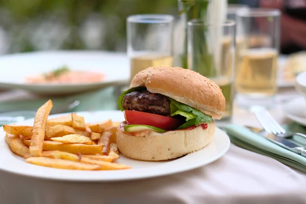 Hamburger et frites à table du restaurant — Photo